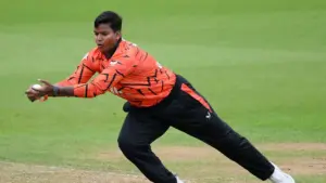 Phoebe Litchfield's 43, Deepti Sharma's 2-fer power Sunrisers Leeds to seven-wicket win over MI London